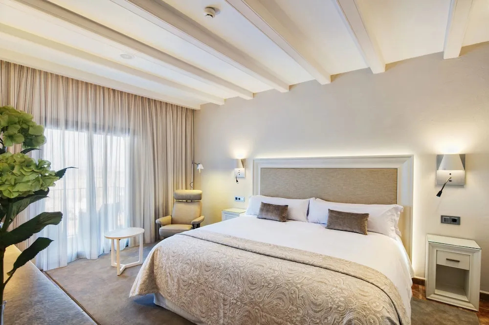 Privilege Double Suite with mountain view full double bed