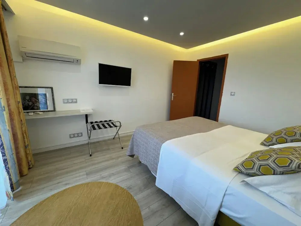 Standard Triple room with city view