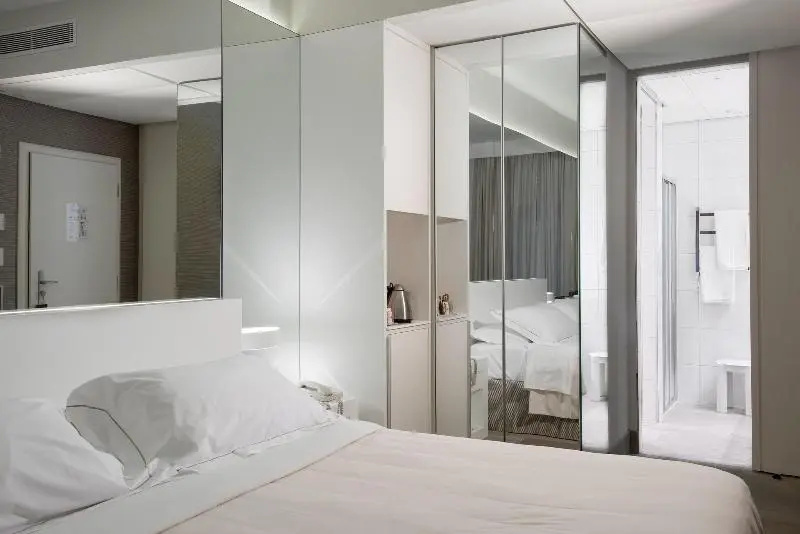 Double Suite (full double bed)