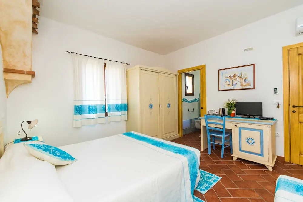 1 Bedroom Deluxe Double room with city view (full double bed)