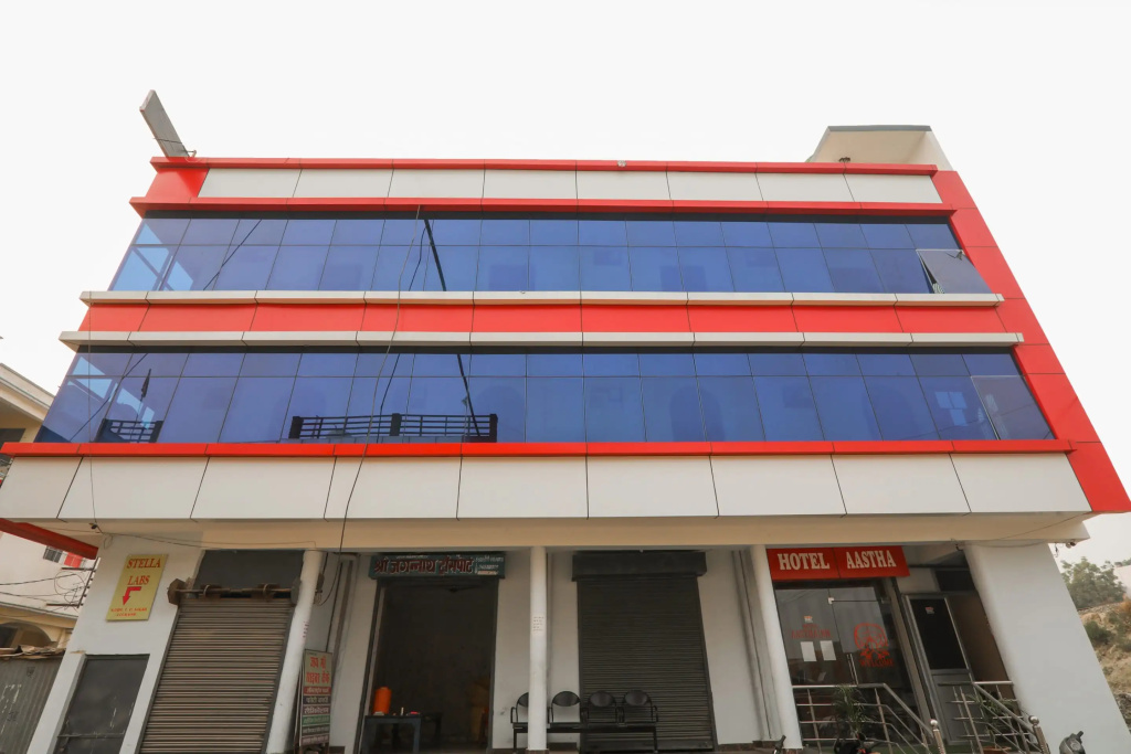 Hotel O Aastha Near Chaudhary Charan Singh International Airport