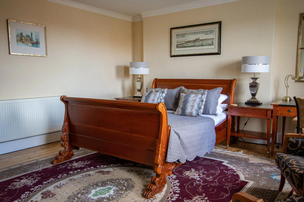 Executive Double room (full double bed)