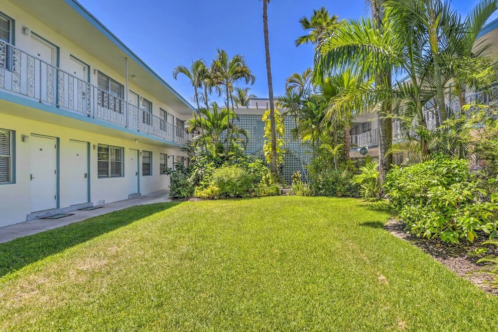 Poolside Fun, Ocean Strolls! Naples Beach Getaway