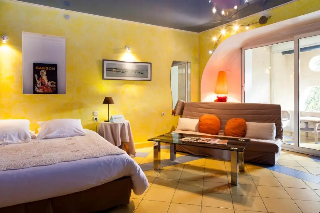 Logis Le Mas Et La Flambee Du Luberon - Chambres