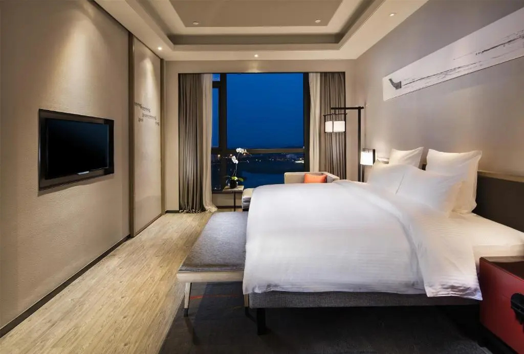 Executive Double room with lake view (full double bed)