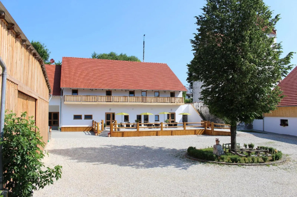 SPIEGLHOF apart