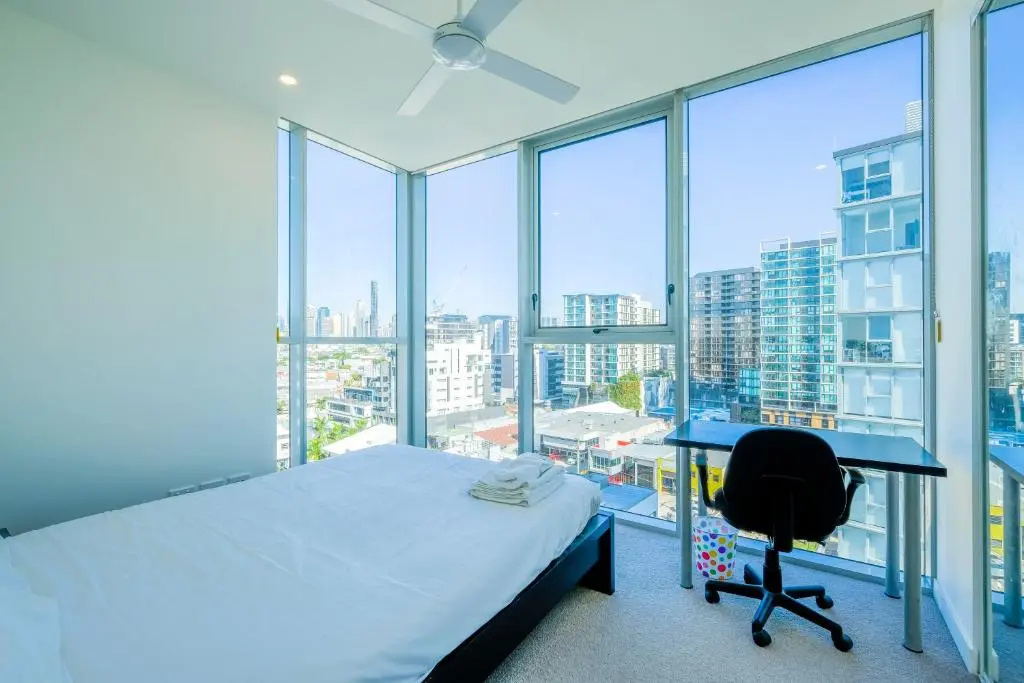 AirTrip Apartments on Doggett Street