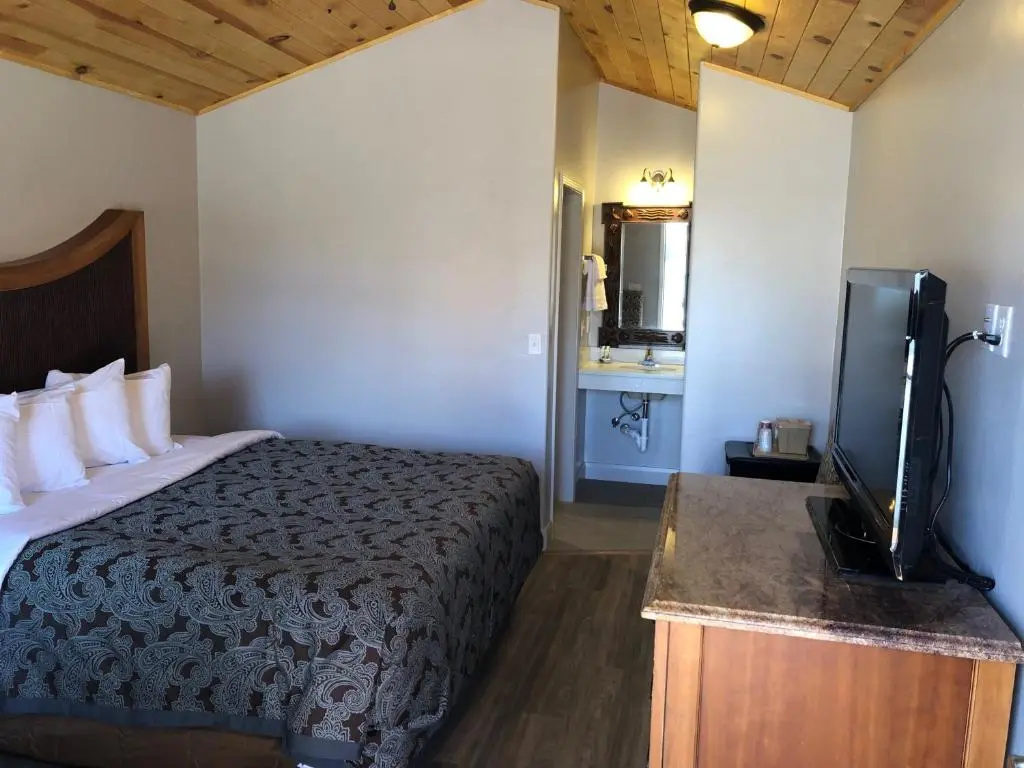 Deluxe Double room (full double bed)