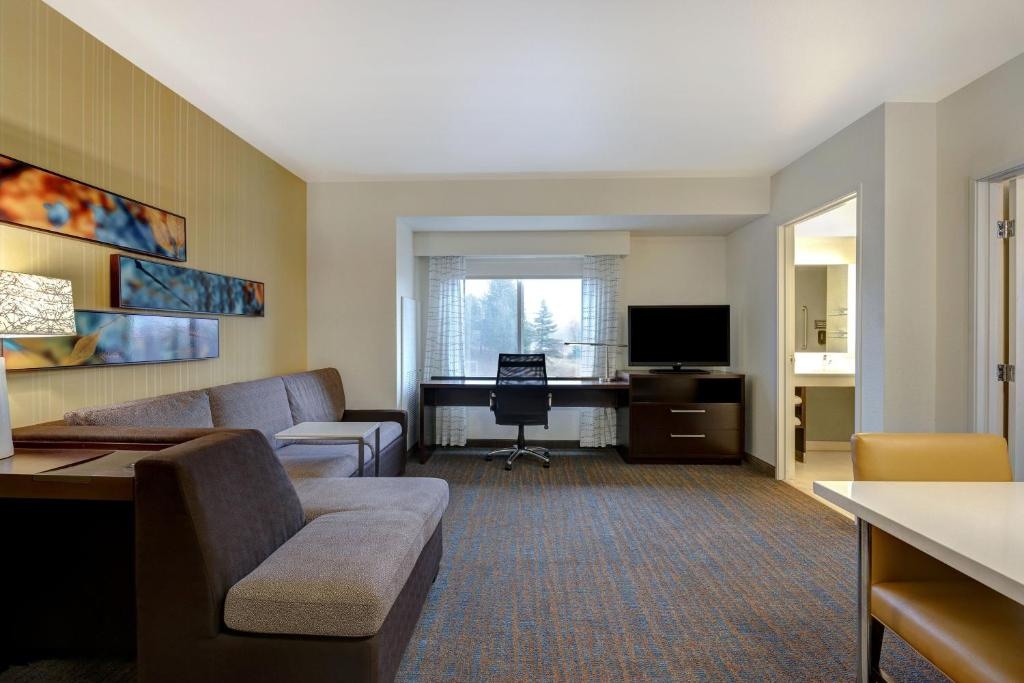 1 Bedroom Double Suite (full double bed) — room photo 3