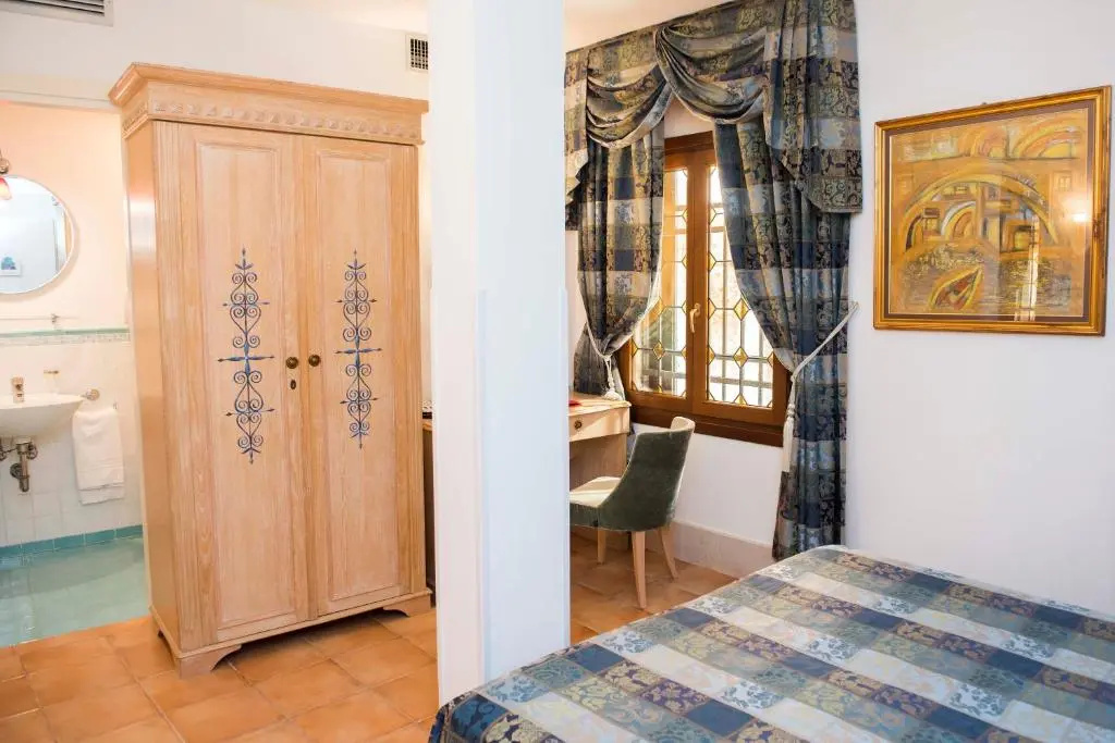 Deluxe Double room (full double bed)