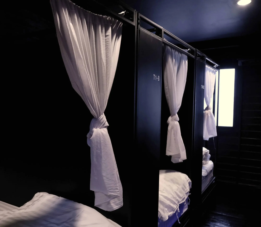 Отель Kloem Hostel - Adults Only в Бангкоке