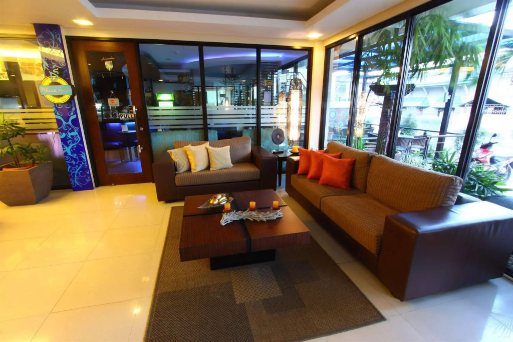 Home Crest Hotel