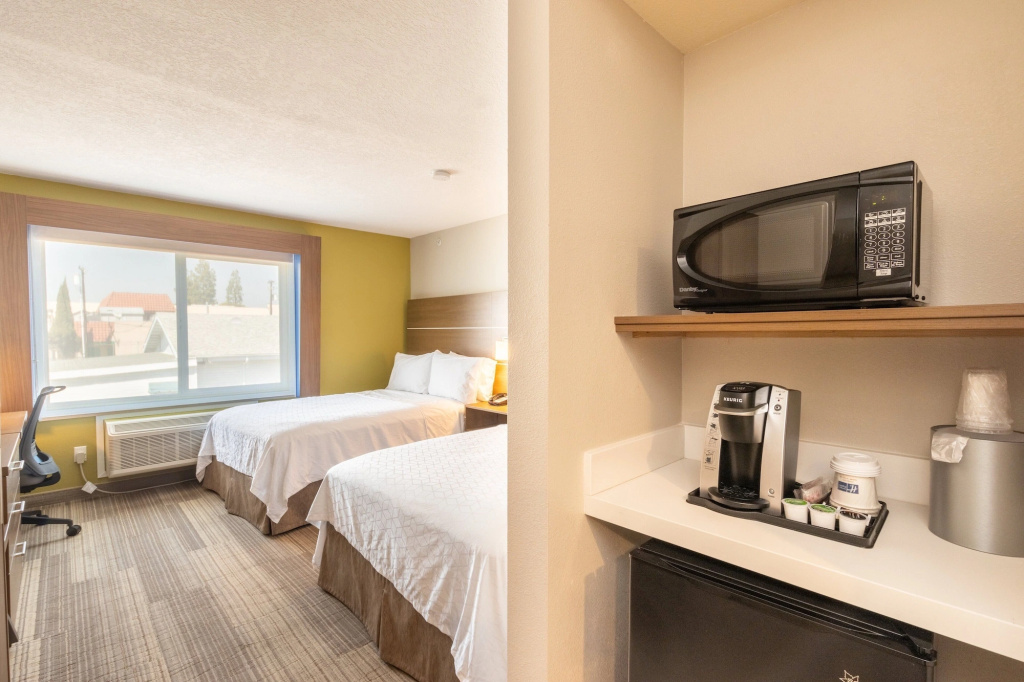 Отель Holiday Inn Express Anaheim West by IHG в Анахайме