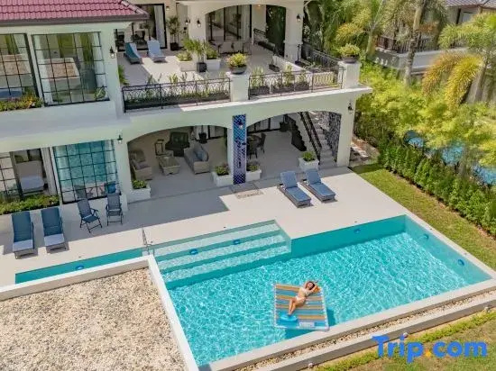 Villa Viola 7 Bedroom, Fully Staffed, on the Golf Course