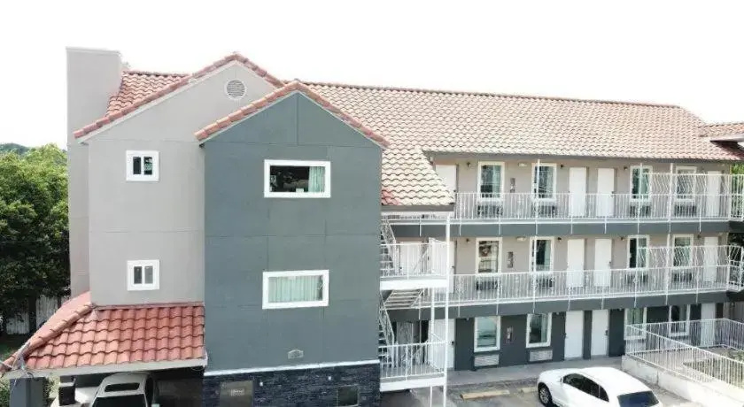 Village Motor Inn