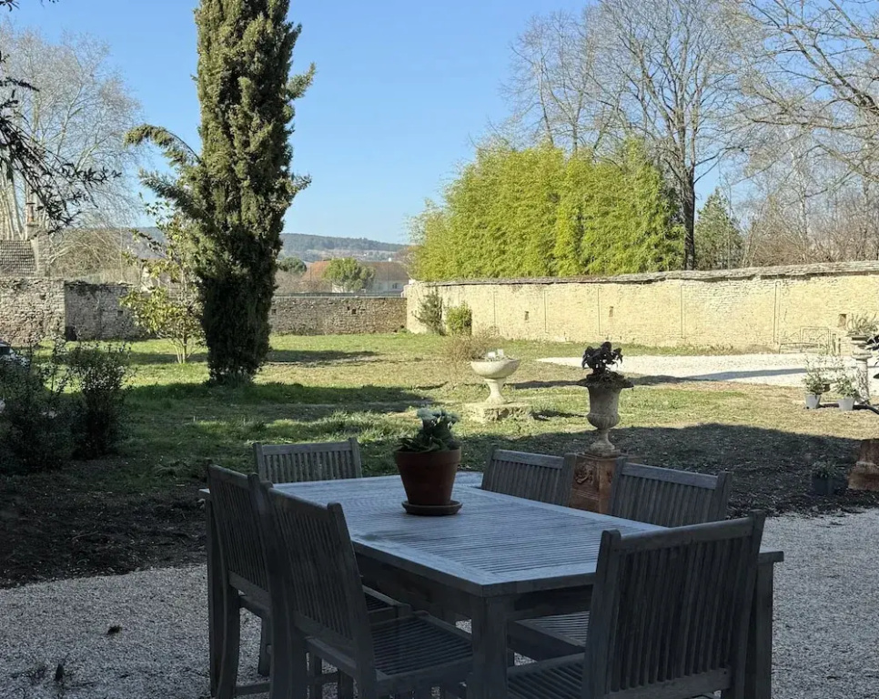 Voir la photo 2 — La Cour de Beaune