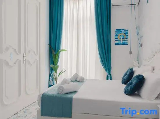 Standard Double room with street view (full double bed)