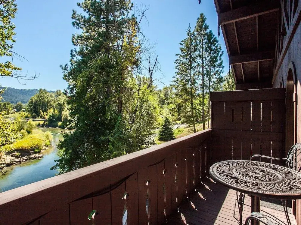 Storybook Riverside Inn