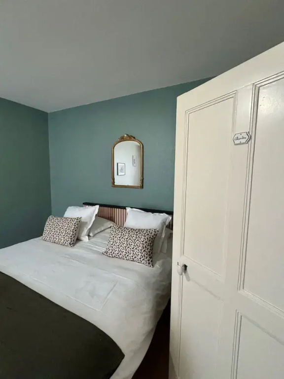 Double Basement Apartment (full double bed)