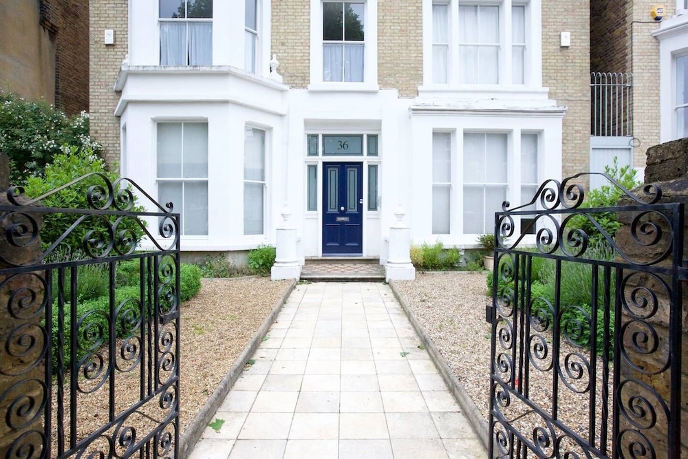 2BR Apt With Garden Near Clapham High Street Station