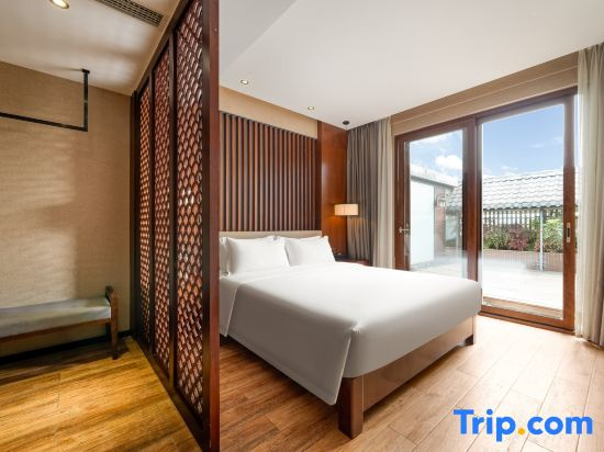 Standard room with courtyard view