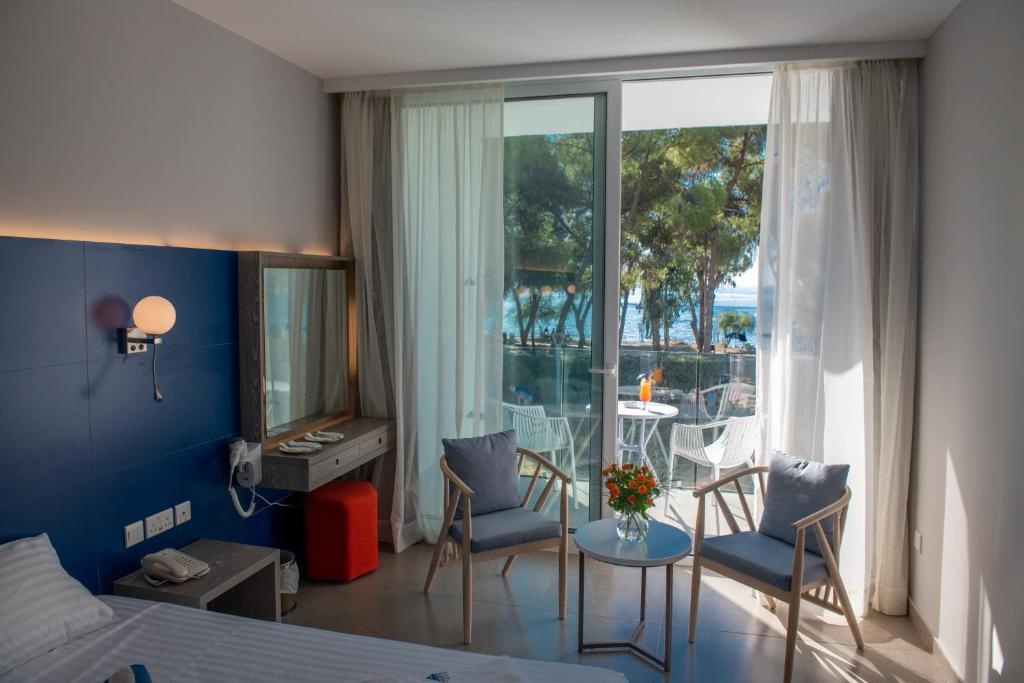 Twin room with sea view (twin beds)