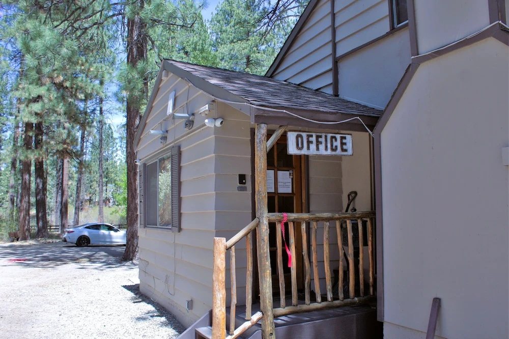 Gold Mine Lodge & Black Bear Cottages