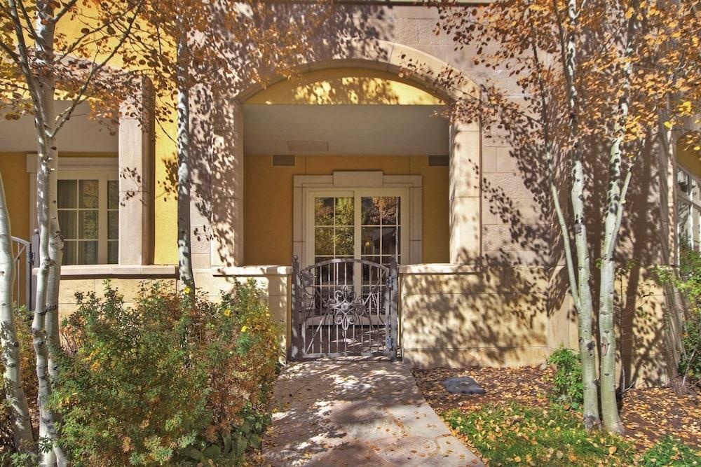 Luxe 2BR+Den Ritz-Carlton Residence Quiet Location by RedAwning