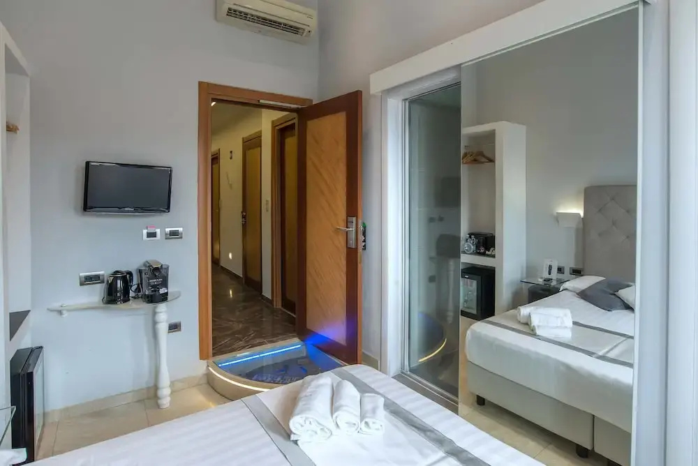 Standard Double room with city view (full double bed)