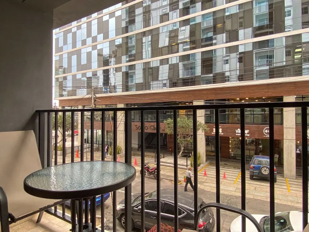 w Design-forward 2BR w Balcony in Miraflores