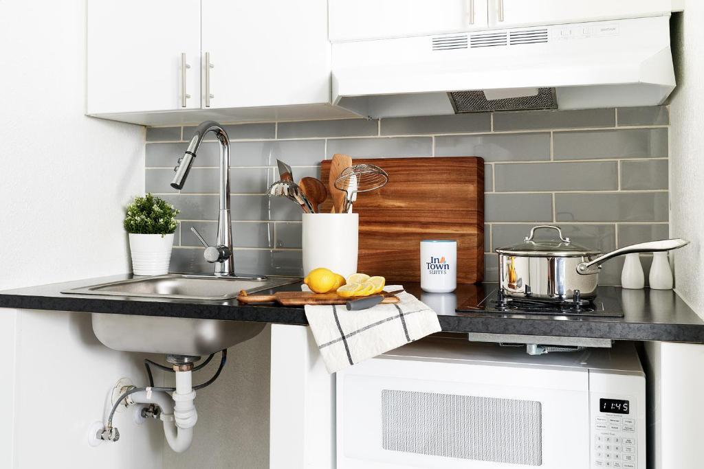 Студия Superior в InTown Suites Extended Stay Austin TX - North Lamar Blvd
