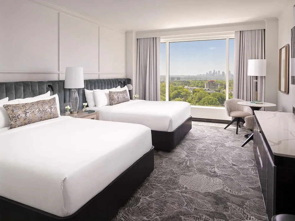 Standard Quadruple Club room with city view
