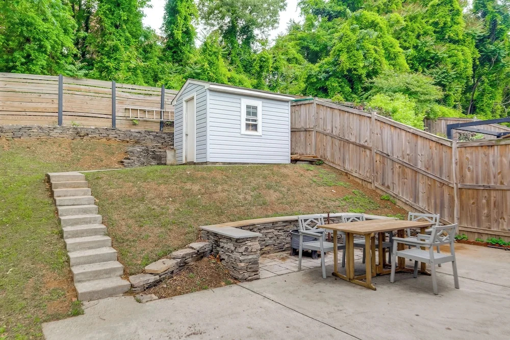 Arlington Townhome w/ Furnished Patio!