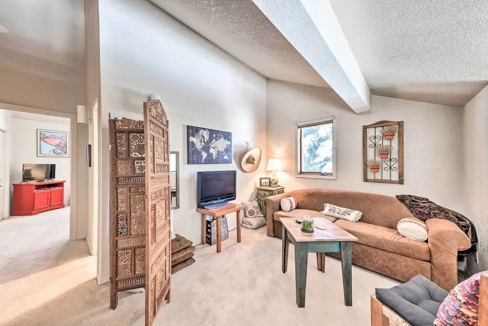 Bright Cloudcroft Condo w/ Game Room + Deck! - фото 4