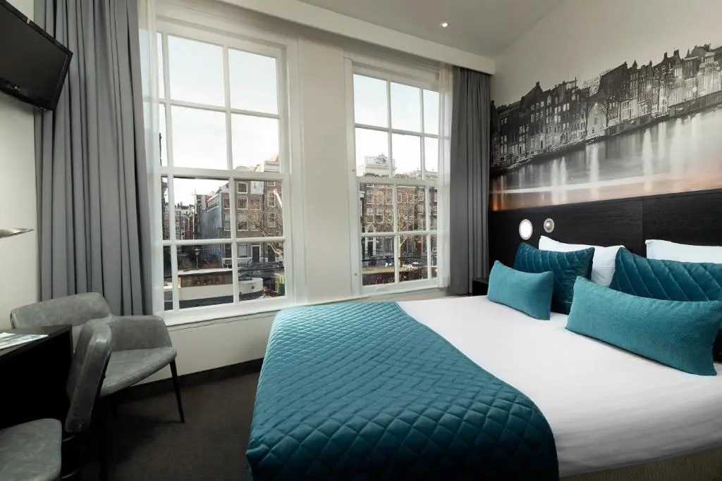 Double room with canal view (full double bed)