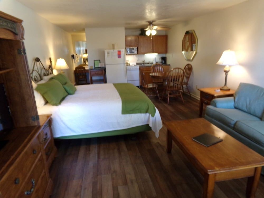 Treetop Condominium — 4
