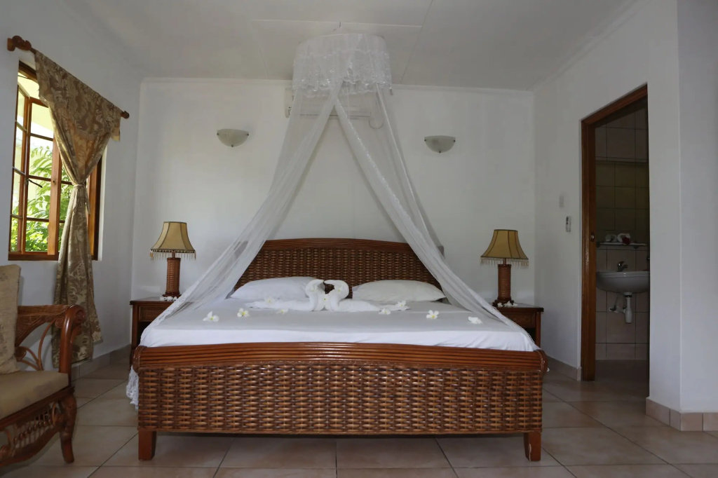 Отель Le surmer self catering chalets в Ла-Диге