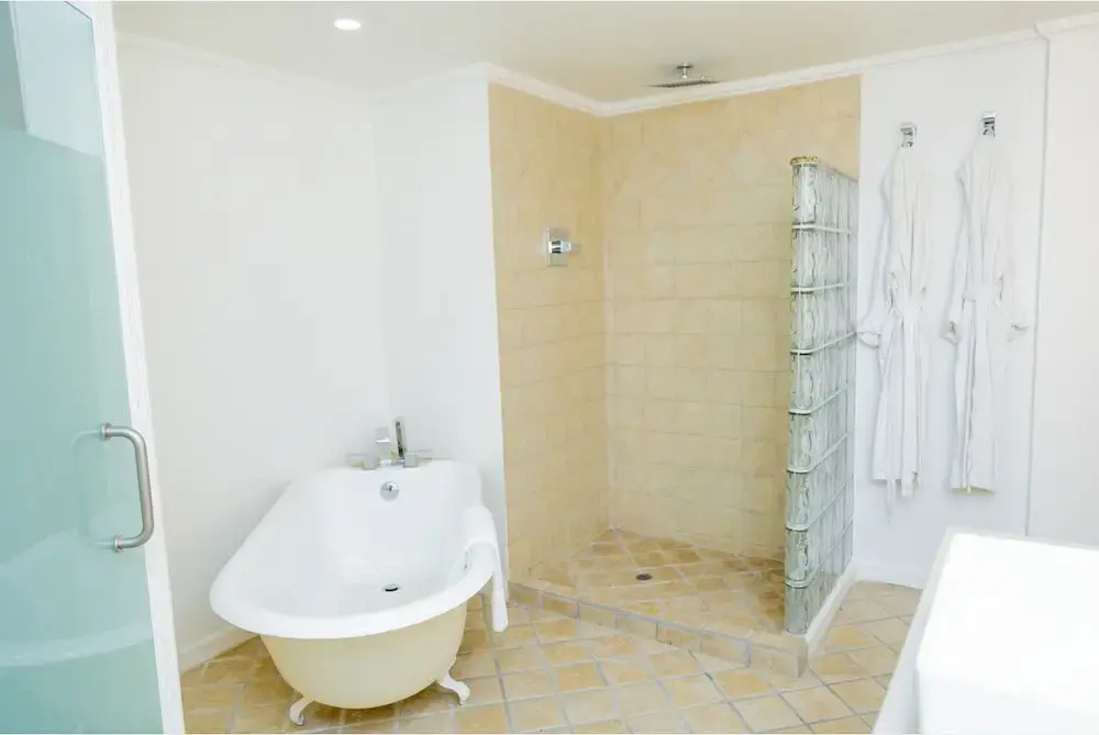 Double Suite with garden view (full double bed)