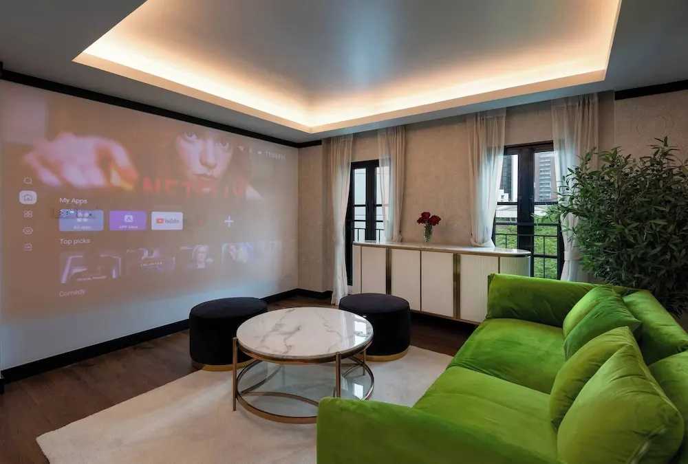 Stylish 7beds Poolhouse With Cinema & Lift - 2min to BTS — фото