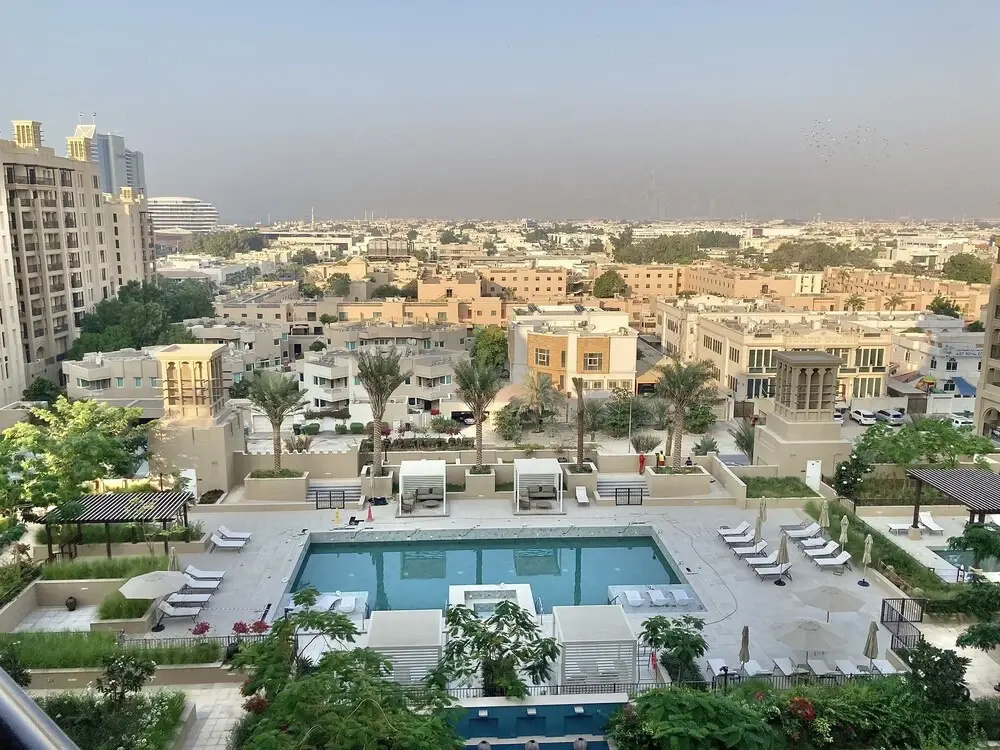 SuperHost - Lavish Condo with Burj View, Steps From Sea