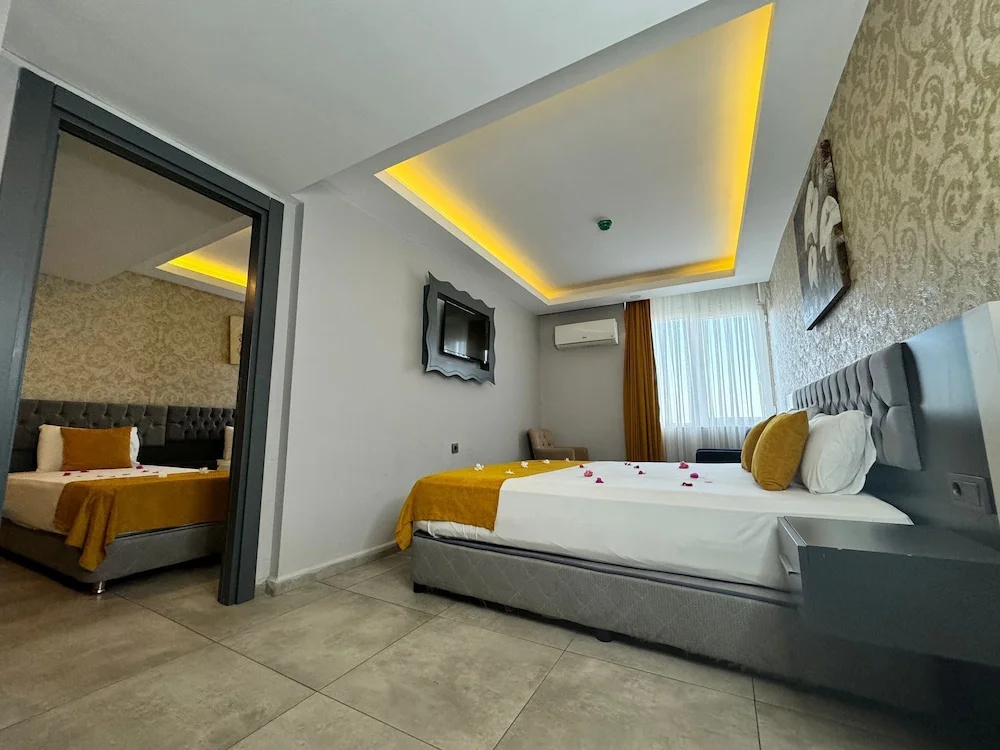 Standard Family room with courtyard view