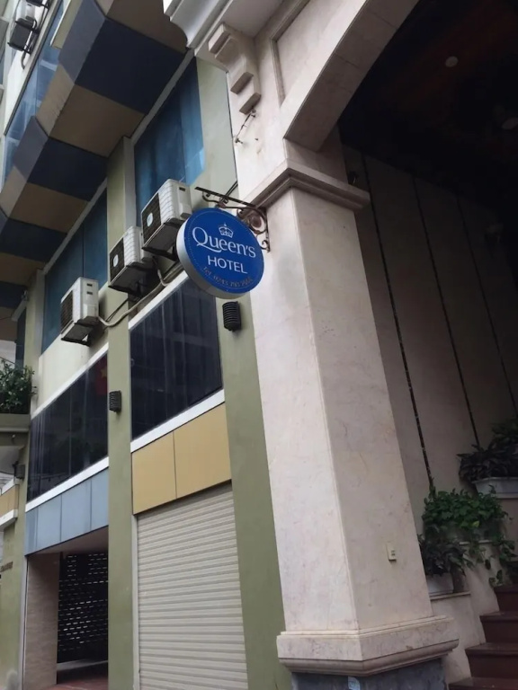 Queen Hotel by OYO Rooms