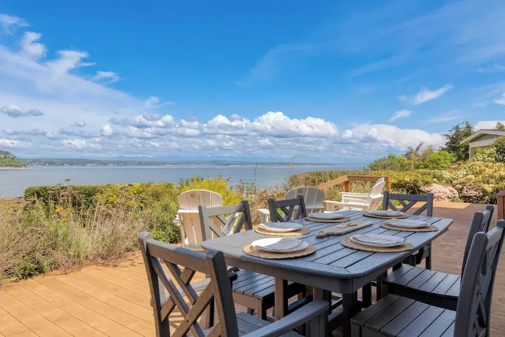 Colonial Bluff House Above the Sea by Avantstay