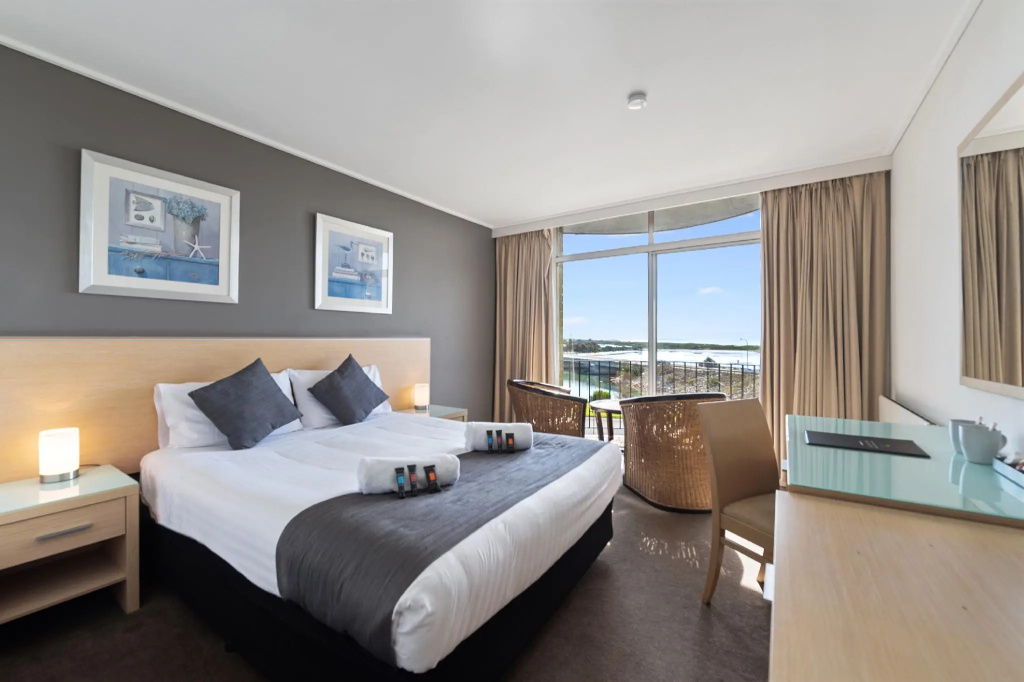 Deluxe Double room with ocean view (full double bed)