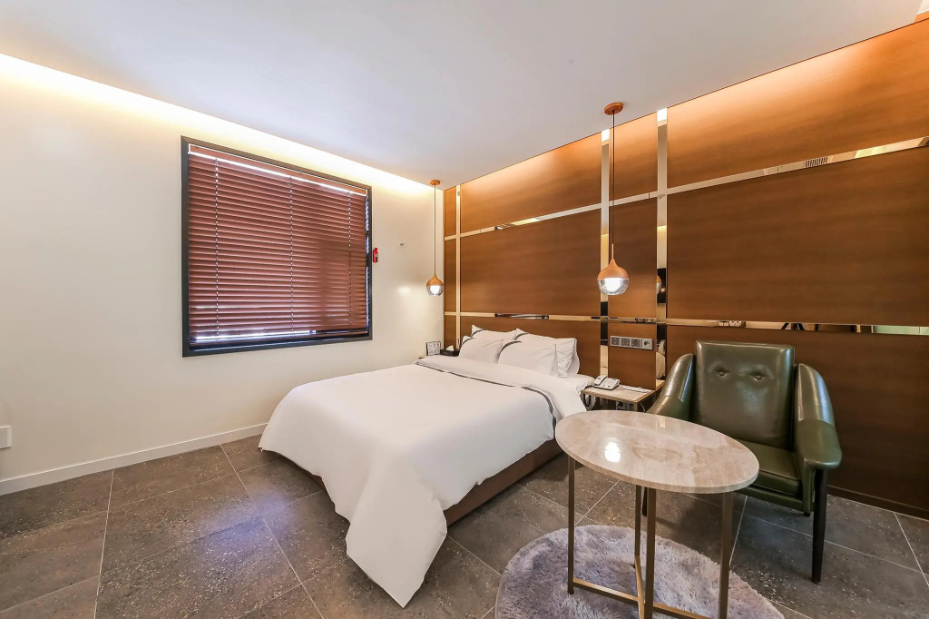 Deluxe Double room (full double bed)