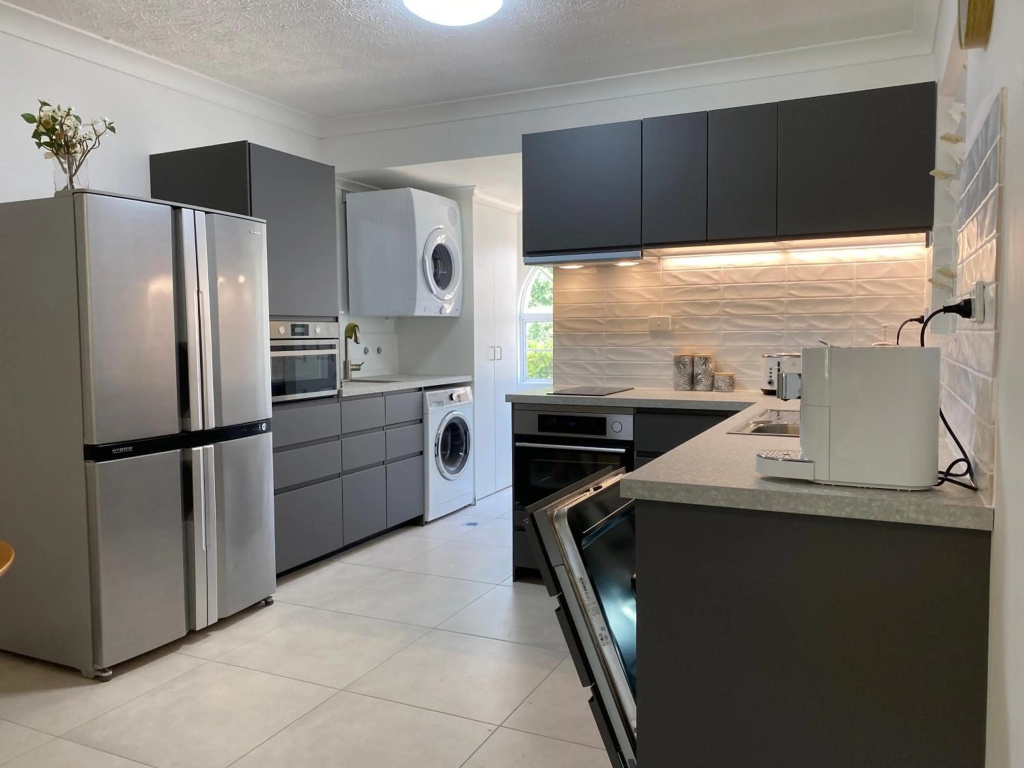 TOWNHOUSE 5 min walk to BEACH, SHOPS & STRAND