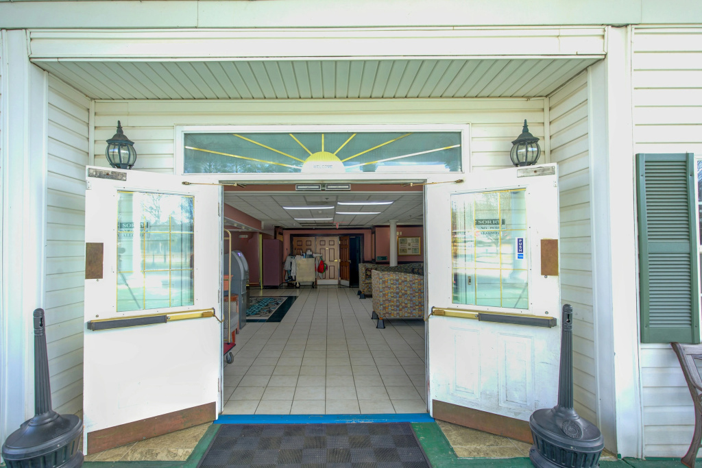 Plantation Inn & Suites Near Locust Grove I 75
