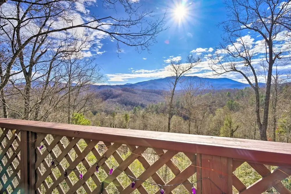 Gatlinburg Mountain-view Cabin: 5 Mi to Downtown