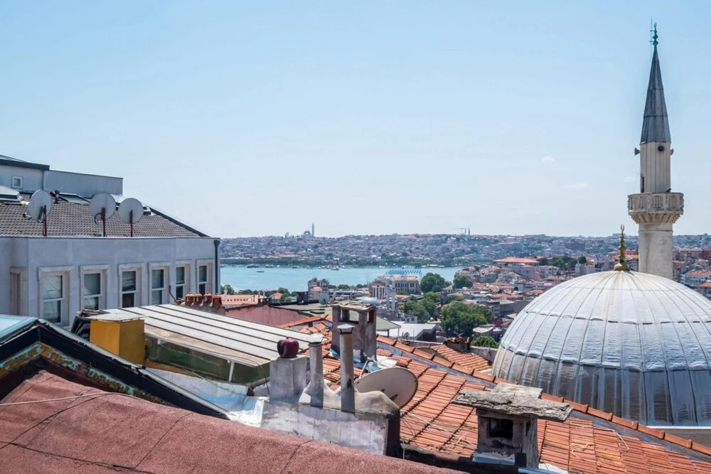 Flat with Balcony and Shared Terrace in Beyoglu
