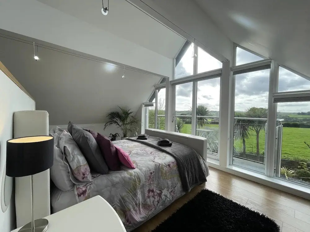 5 Bed House-sleeps 14-hot Tub-bar-garden-parking